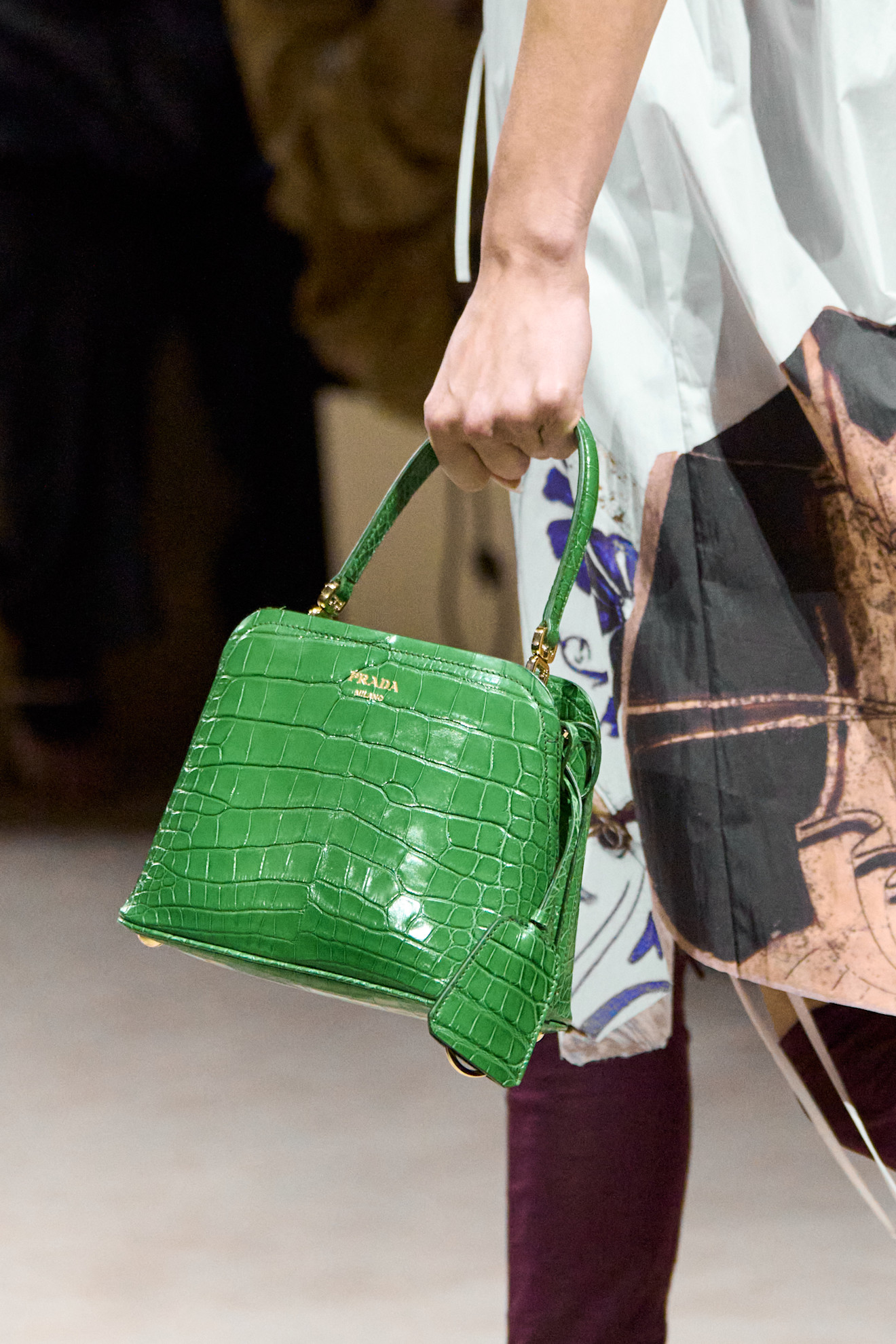 حقيبة من جلد التمساح من مجموعة Prada للأزياء الجاهزة لخريف وشتاء 2026-2027